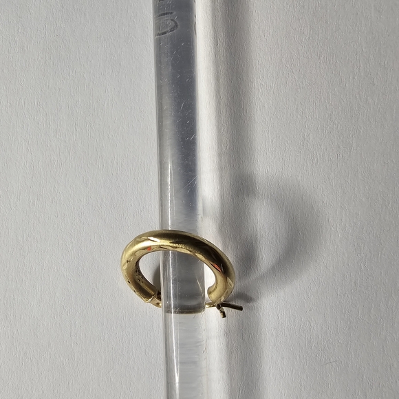14k yellow Gold single  Hoop Earring - Picture 1 of 3